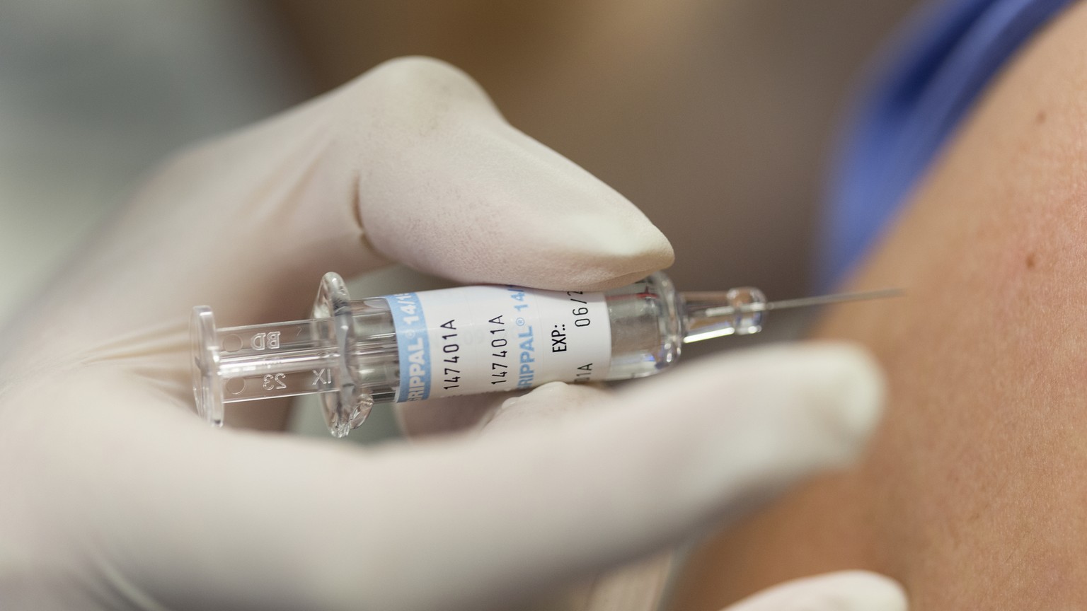 HEUTE, MITTWOCH, 4. FEBRUAR 2015, STELLEN WIR IHNEN FOLGENDES NEUE BILDMATERIAL ZUR GRIPPEIMPFUNG ZUR VERFUEGUNG --- A medical assistant gives a flu vaccination at the Arzthaus in Zurich, Switzerland, ...