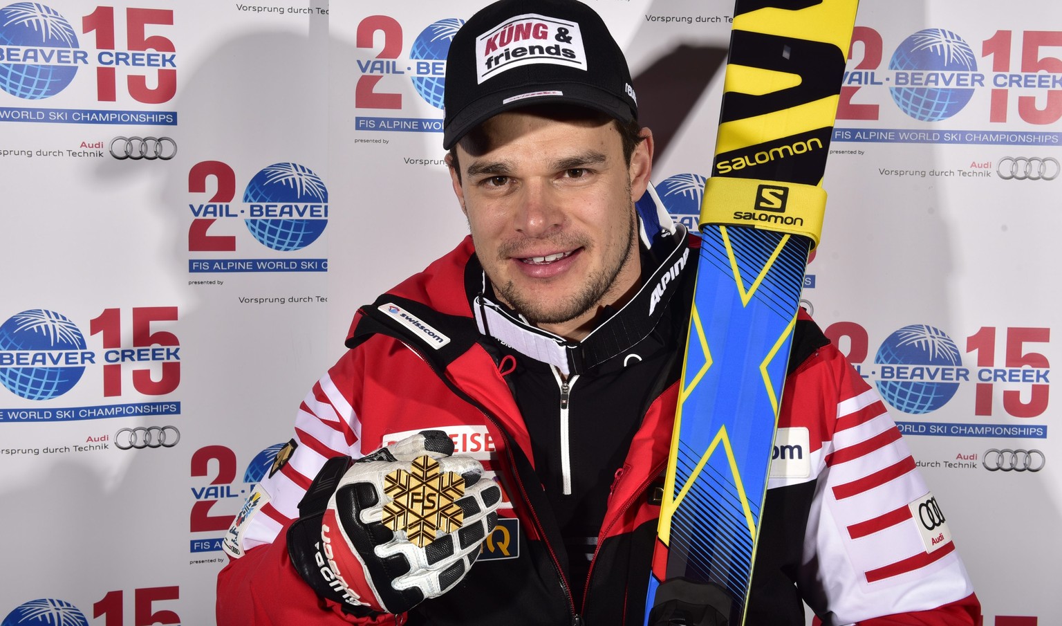 epa04608341 Patrick Kueng of Switzerland celebrates his gold medal after the Men&#039;s Downhill at the FIS Alpine World Ski Championships in Beaver Creek, Colorado, USA, 07 February 2015. The World C ...