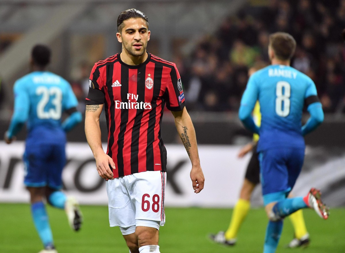 epa06589789 AC Milan's defender Ricardo Rodriguez reacts after the goal scored by Arsenal's Henrikh Mkhitaryan during the UEFA Europa League round of 16 soccer fisrt leg match between Ac Mil ...