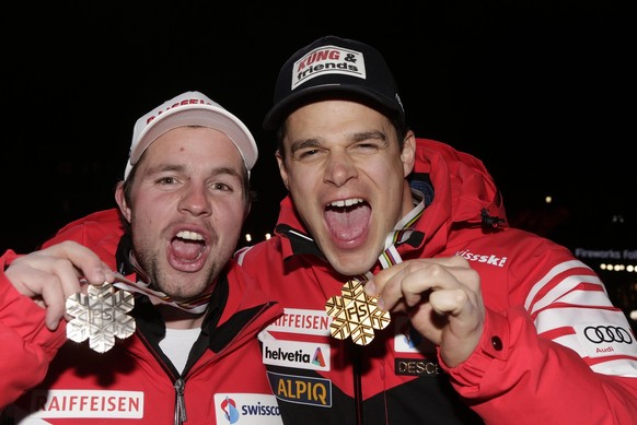 epa04608574 (L-R) Beat Feuz of Switzerland (bronze) and Patrick Kueng of Switzerland (gold) celebrate during the medal ceremony for the Men&#039;s Downhill at the FIS Alpine World Ski Championships in ...
