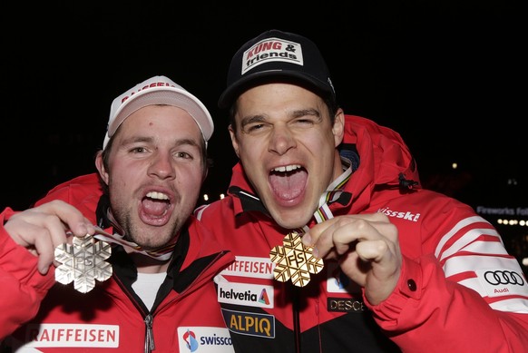 epa04608574 (L-R) Beat Feuz of Switzerland (bronze) and Patrick Kueng of Switzerland (gold) celebrate during the medal ceremony for the Men's Downhill at the FIS Alpine World Ski Championships in ...