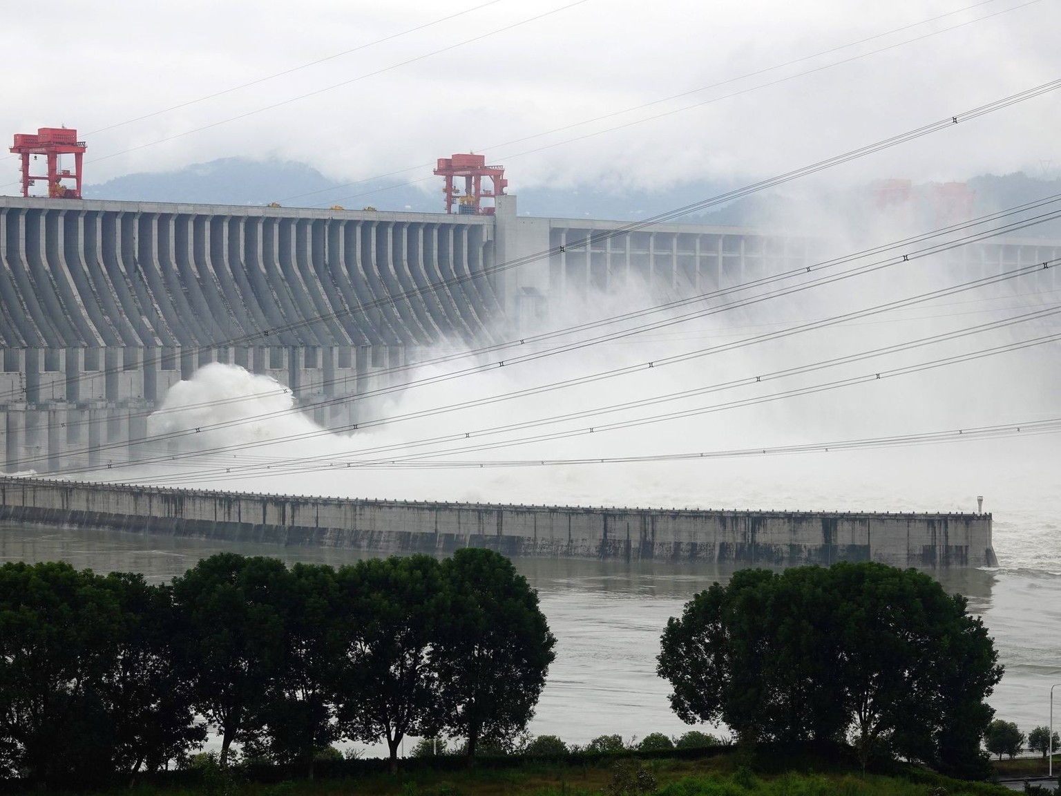 Three Gorges Dam Flood Discharge YICHANG, CHINA - SEPTEMBER 27, 2025 - The scene of the Three Gorges Dam opening for the first time in 2025 to release floodwaters in Yichang City, Hubei Province, Chin ...