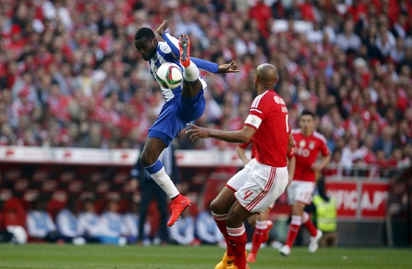 Porto&#039;s Jackson Martinez (L) controls the ball next to Benfica&#039;s Luisao during their Portuguese premier league soccer match at Luz stadium in Lisbon April 26, 2015. REUTERS/Rafael Marchante