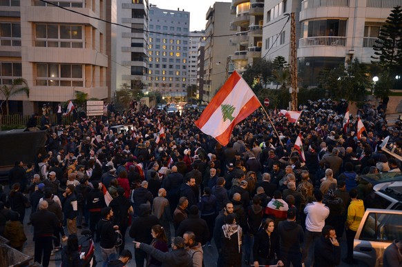 Demonstranten vor Hassan Diabs Haus in Beirut.