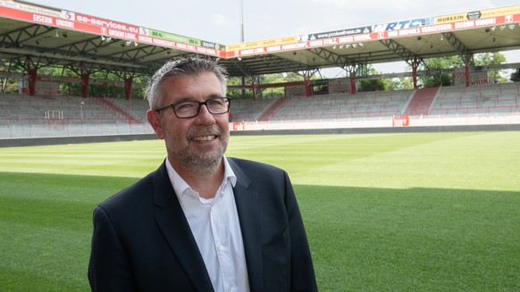 01.06.2018, Berlin: Der Schweizer Urs Fischer schaut sich nach seiner Vorstellung als neuer Cheftrainer von Fussball-Zweitligist Union Berlin das Stadion an. (KEYSTONE/DPA/Paul Zinken)