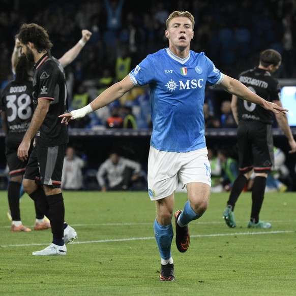 epa12912081 Napoli's Rasmus Hojlund celebrates after scoring the 2-0 goal during the Italian Serie A soccer match between SSC Napoli and US Cremonese, in Naples, Italy, 24 April 2026. EPA/CIRO FU ...