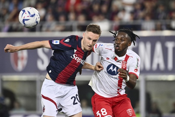 Bologna&#039;s Michel Aebischer fights for the ball with Monza&#039;s Warren Bondo during a Serie A soccer match at Renato Dall&#039;Ara Stadium, in Bologna, Italy, Saturday April 13, 2024 (Massimo Pa ...