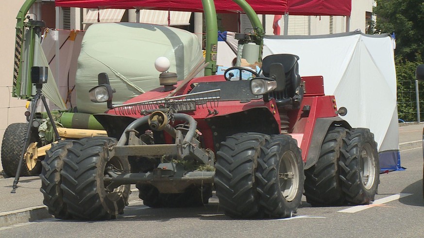 Eine 58-jährige Frau ist am Freitagmittag in Rorschach SG bei einem Unfall mit einem landwirtschaftlichen Anhänger ums Leben gekommen.