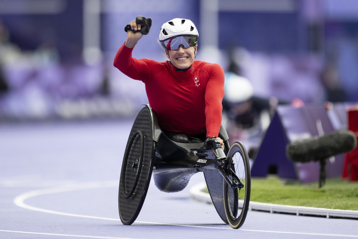 epa11581668 Catherine Debrunner of Switzerland reacts after winning the Women's 1500m T54 final race during the Paris 2024 Paralympic Games, in Paris, France, 03 September 2024. EPA/ENNIO LEANZA