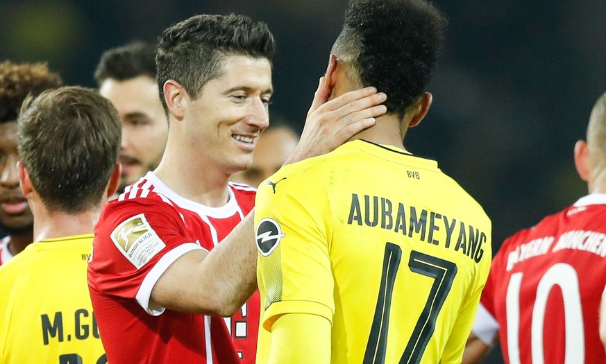 epa06308749 Bayern&#039;s Robert Lewandowski (C-L) hugs Dortmund&#039;s Pierre-Emerick Aubameyang (R) after the German Bundesliga soccer match between Borussia Dortmund and Bayern Munich in Dortmund,  ...