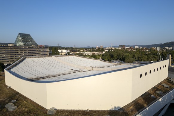 Das Dach der St. Jakobshalle in Basel, am Mittwoch, 28. August 2024. (KEYSTONE/Georgios Kefalas)