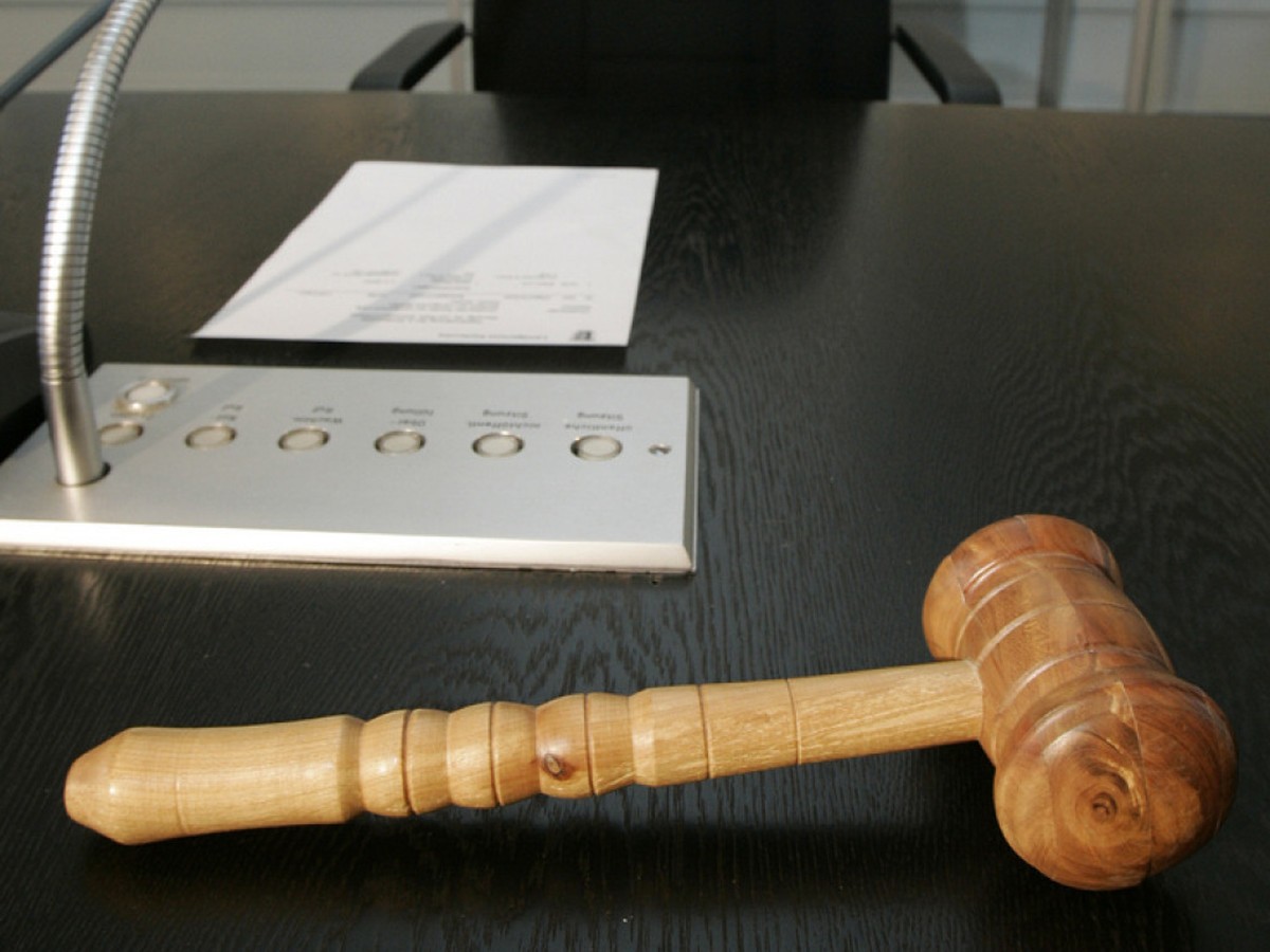 Ancien juge au Tribunal administratif grison, l'accusé s'est retiré de ses fonctions en 2022, après l'ouverture d'une enquête pénale contre lui
