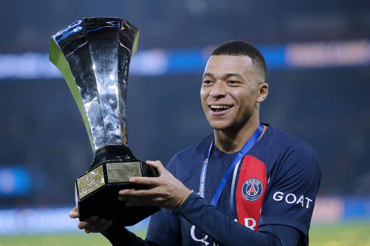 epa11055980 Paris Saint Germain's Kylian Mbappe celebrates with the trophy after winning the French Supercup Trophee Des Champions match between PSG and Toulouse in Paris, France, 03 January 2024 ...