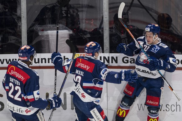 Zuercher Mike Kuenzle, links, jubelt nach seinem 1:0 Tor im sechsten Eishockey Playoff-Halbfinalspiel der National League zwischen den ZSC Lions und dem SC Bern am Samstag, 7. April 2018, im Zuercher  ...