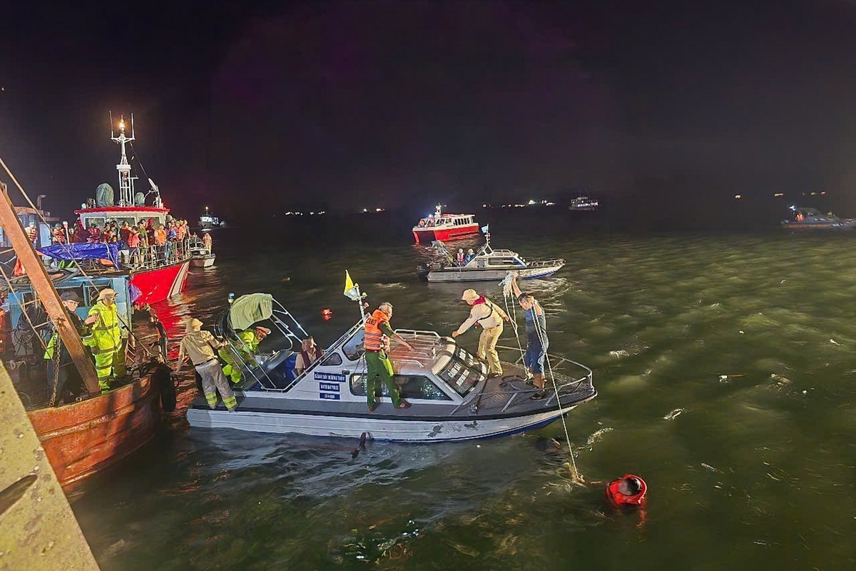 epa12247601 A handout photo made available by Vietnam News Agency shows rescuers searching for victims after a tourist boat capsized in Ha Long Bay, Quang Ninh province, Vietnam, 19 July 2025. At leas ...