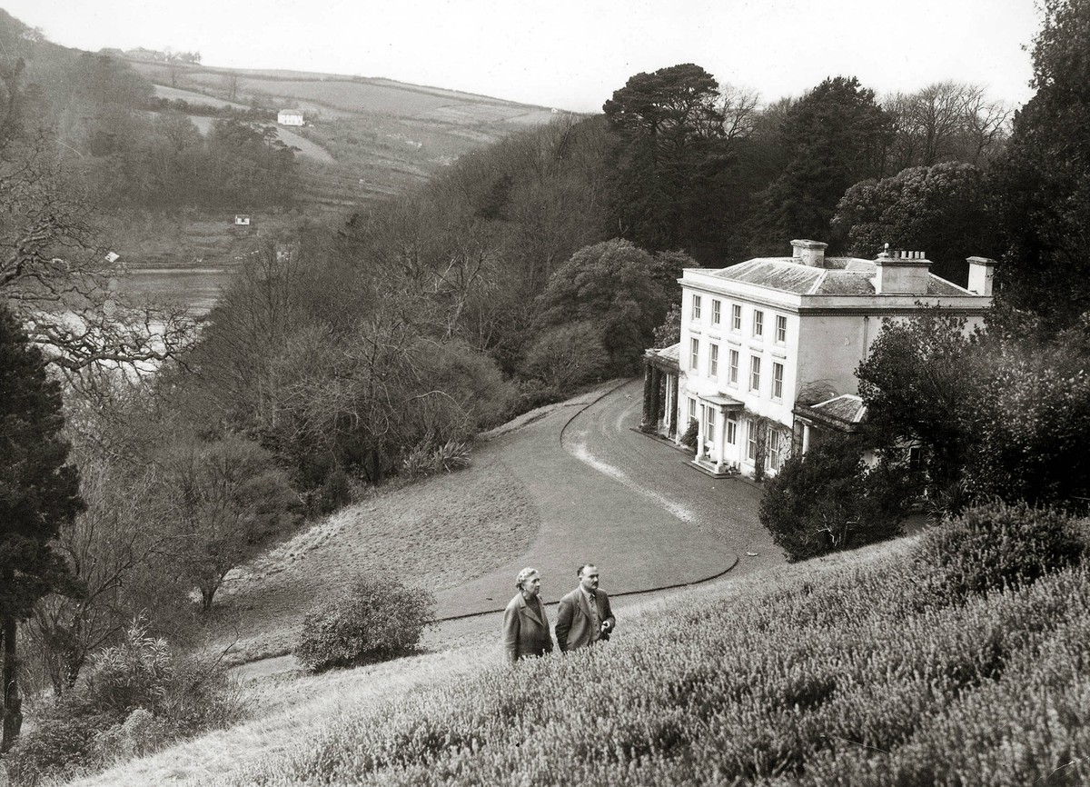 English crime mystery writer Agatha Christie with her husband Max Mallowan outside their Devonshire home, Greenway House, 1946 / File Reference 34145-436THA PUBLICATIONxINxGERxSUIxAUTxONLY Copyright:  ...