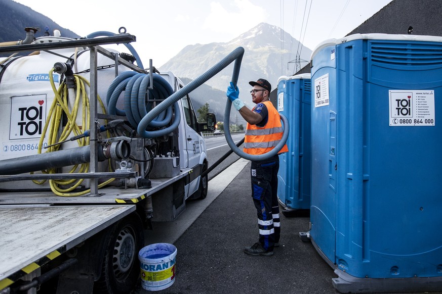 Alexandar Djordjevic reinigt mobile Toilettenkabinen auf der Autobahn A2, vor dem Gotthard Nordportal bei Wassen, am Mittwoch, 17. Juli 2019. Wegen des Staus stehen die WC-Kabinen von April bis Oktobe ...