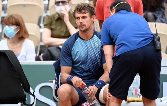 epa09247221 Henri Laaksonen of Switzerland reacts during the 3rd round match against Kei Nishikori of Japan at the French Open tennis tournament at Roland Garros in Paris, France, 04 June 2021. EPA/CA ...