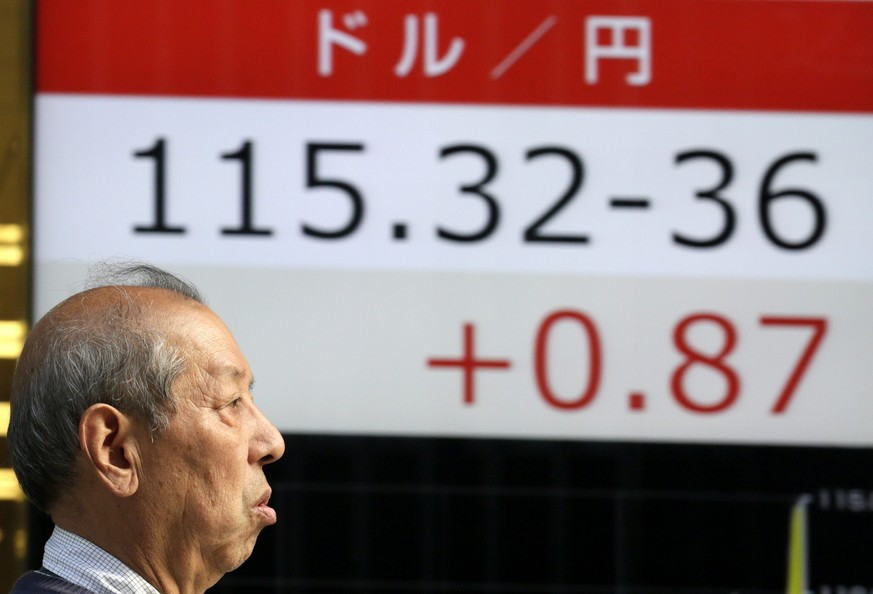 Ein Passant vor einer Währungstabelle in Tokio – der Devisenmarkt generiert ein tägliches Volumen von 5 Milliarden.
