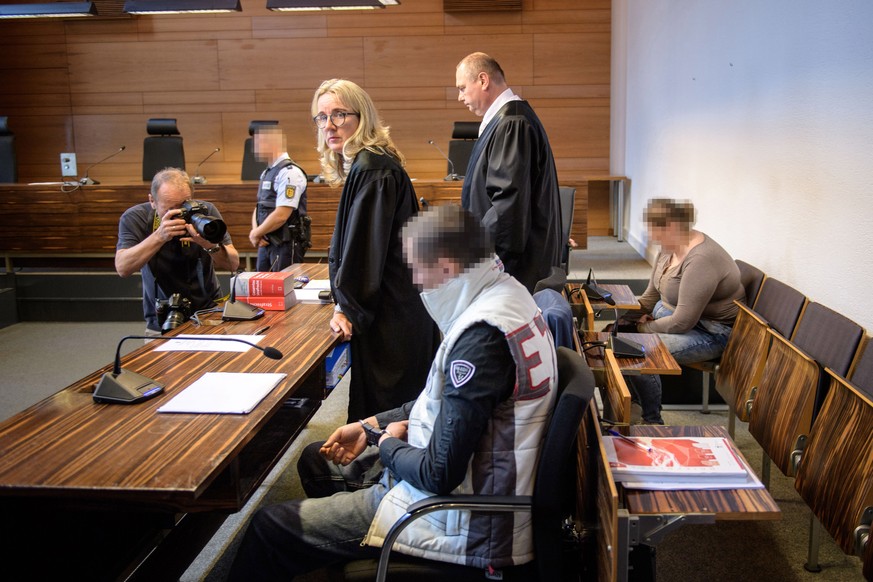 epa06799949 DefendantsChristian L. (C) and Berrin T. (R) wait with ther lawyers Martina Naegele and Matthias Wagner for the beginning of their trial on charges related to sexual abuse of a minor at th ...