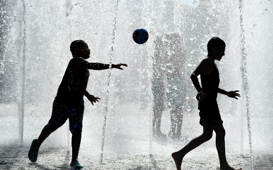 epaselect epa05510896 Children play between water fountains in hot summer temperatures in Frankfurt on the Main, Germany, 26 August 2016. EPA/ARNE DEDERT