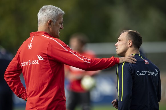 Vladimir Petkovic Trainer der Schweizer Nationalmannschaft spricht mit Xherdan Shaqiri beim Training in Freienbach, aufgenommen am Montag, 3. September 2018. (KEYSTONE/Ennio Leanza)