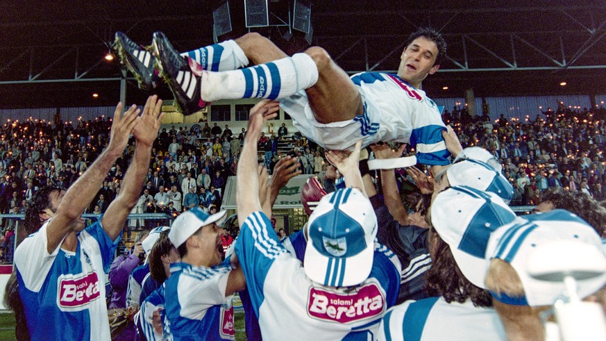 Marcel Koller, Captain der Grasshoppers, wird am 14 . Mai 1996 im Hardturm-Stadion in Zuerich von seinen Spielern in die Luft gehievt. Nach dem Nationalliga A Meisterschaftsspiel des Grasshopper Club  ...