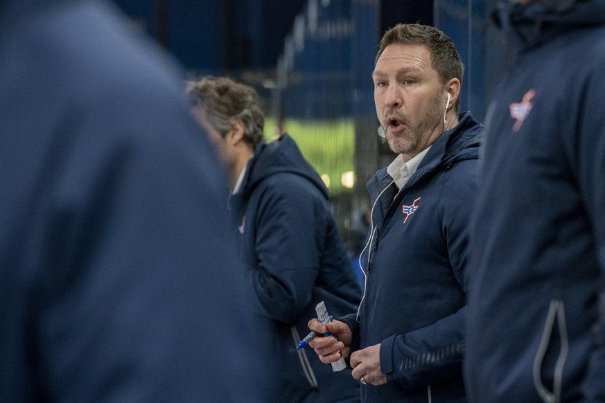 Der Head Coach von Kloten, Jeff Tomlinson beim Eishockey Qualifikationsspiel der Swiss League zwischen dem EVZ Academy und dem EHC Kloten am Montag, 7. Februar 2022 in Zug. (KEYSTONE/Urs Flueeler)