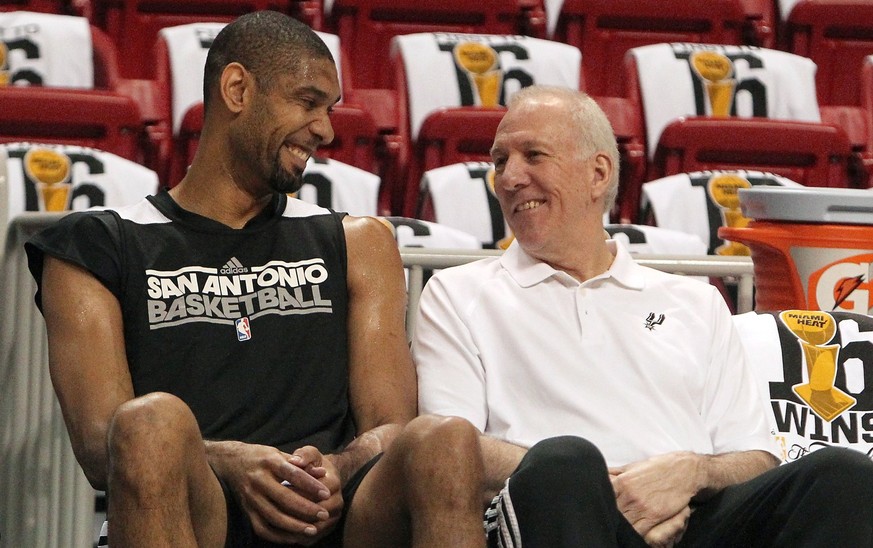 Game 6 - NBA, Basketball Herren, USA Finals San Antonio forward Tim Duncan, left, talks with head coach Gregg Popovich during the team s practice, Tuesday, June 18, 2013, at the AmericanAirlines Arena ...