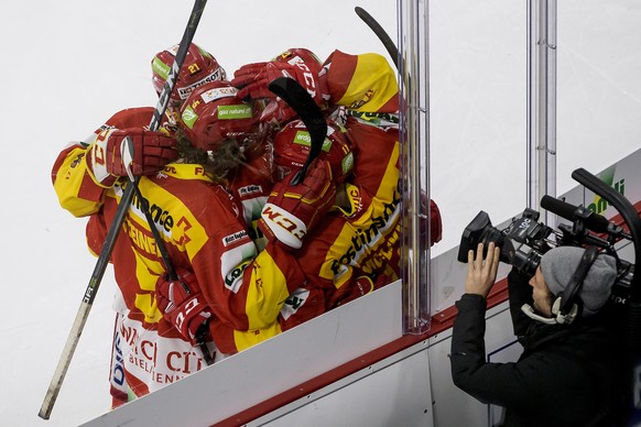 Joie des jouers biennois apres le 2:1 marque par l&#039;attaquant biennois Jacob Micflikier, lors de la rencontre du championnat suisse de hockey sur glace de National League entre le EHC Biel-Bienne  ...