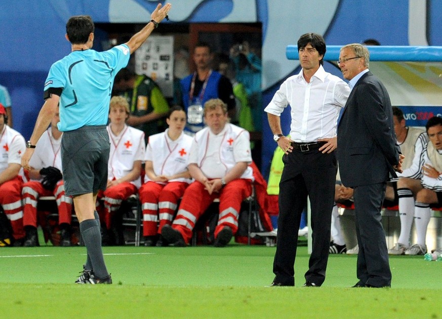 16.06.2008: Zwei Trainer müssen auf die Tribüne und wissen nicht weshalb – die Parodie ist köstlich