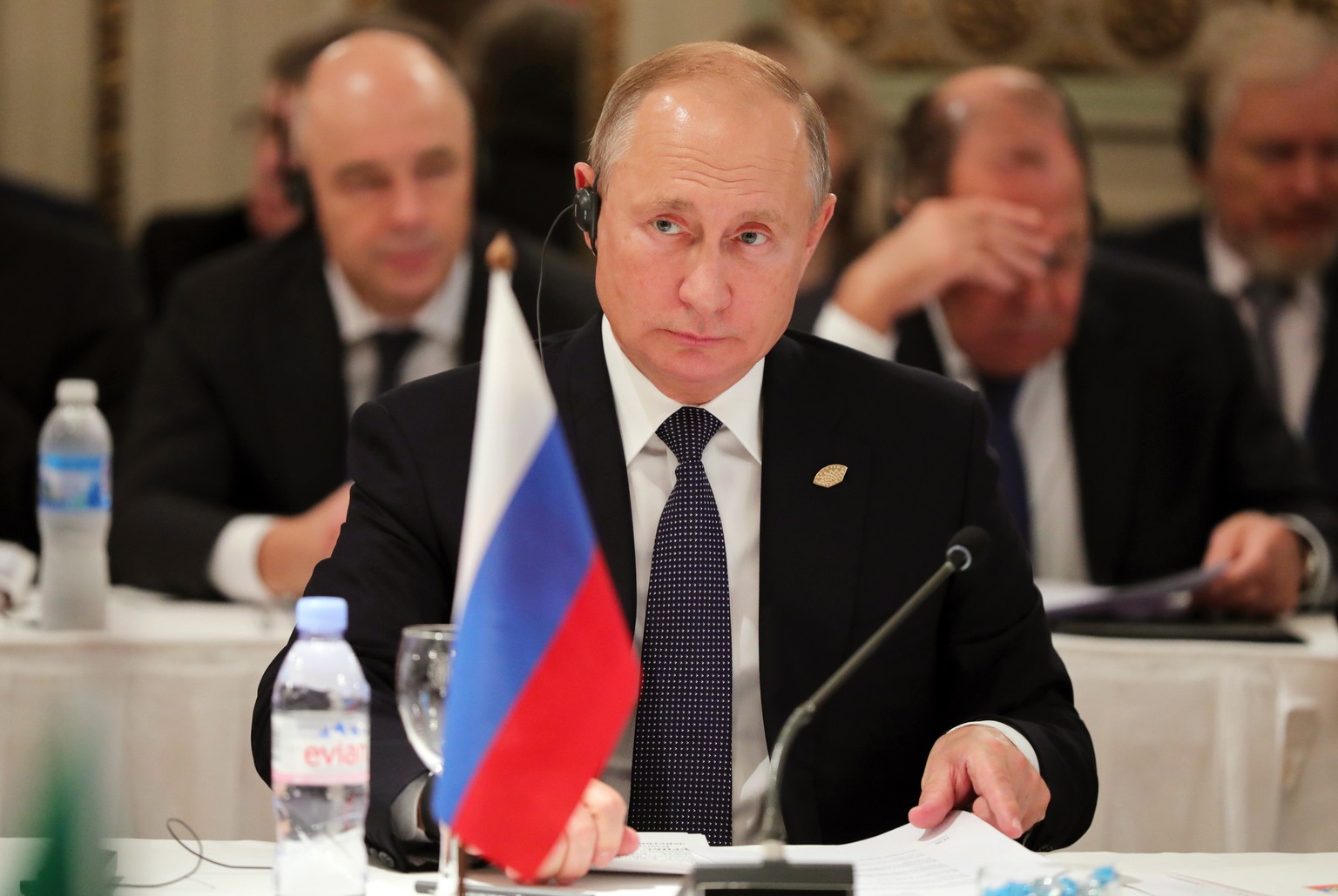 epa07199568 Russian President Vladimir Putin (front) attends the BRICS (Brazil, Russia, India, China and South Africa) Leaders&#039; meeting on the sidelines of the G20 summit in Buenos Aires, Argenti ...