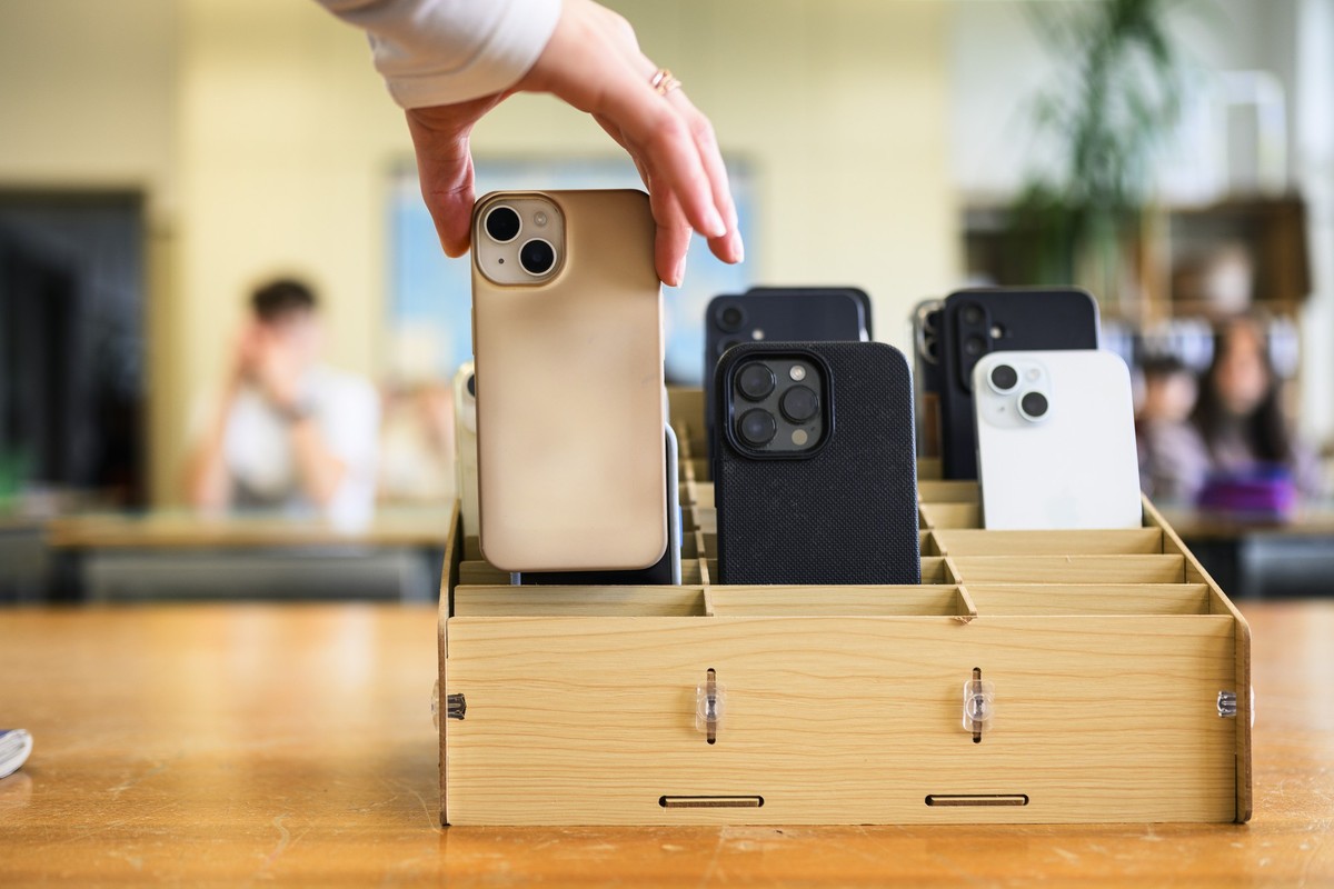 Die Mobiltelefone der Schueler einer Schulklasse werden vor dem Unterricht eingesammelt, in einer Handygarage aufbewahrt und anschliessend in einem Schrank eingeschlossen, fotografiert am Donnerstag,  ...