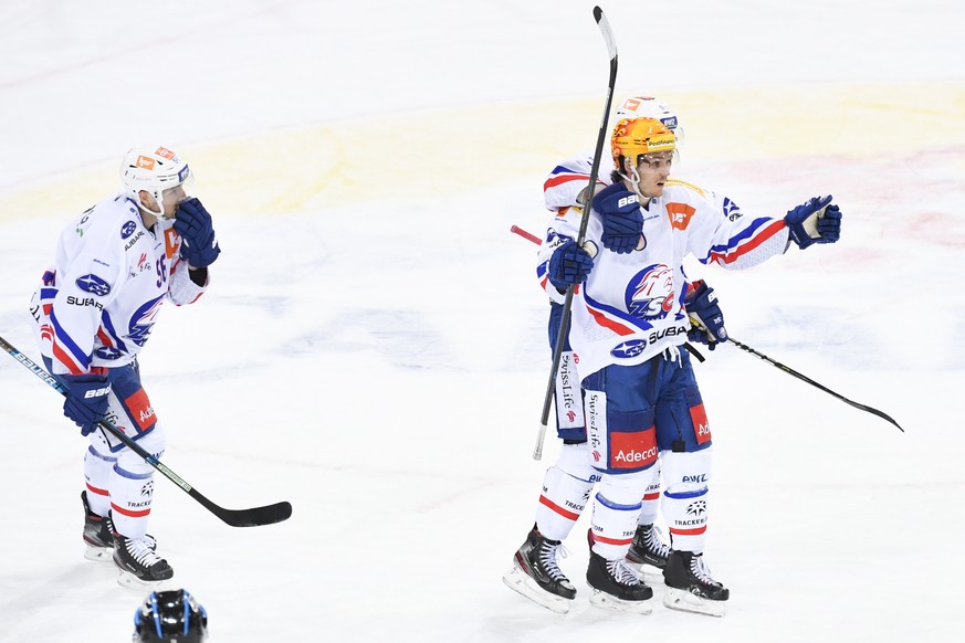 Zuerichs Pius Suter, rechts, bejubelt das Tor zu 3-4 gegen Davos&#039; Goalie Sandro Aeschlimann, beim Eishockey-Qualifikationsspiel der National League zwischen dem HC Davos und den ZSC Lions, am Die ...