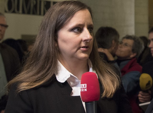 Erich Hess, SVP, verfolgt mit Michelle Renaud, Moderatorin Telebaern, die Abstimmung des ersten Wahlgang zum Stadtpraesidium, waehrend der Gemeinderatswahlen der Stadt Bern, am Sonntag, 27. November 2 ...