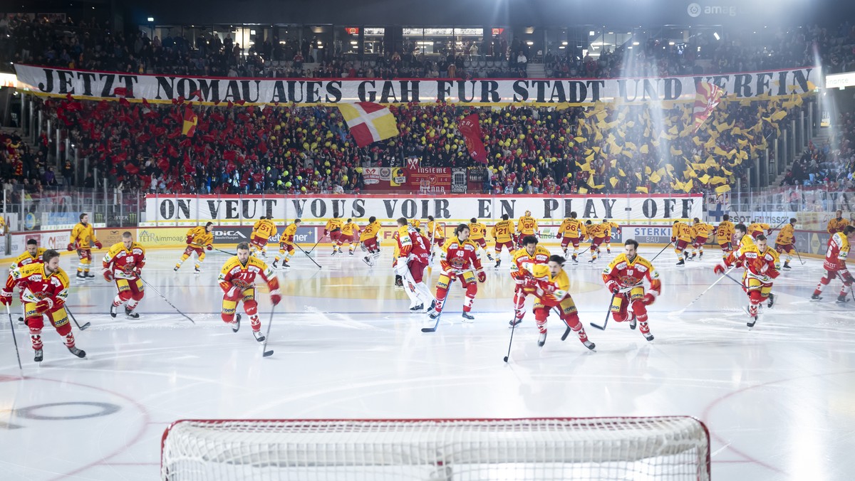 Spieler und Fans kurz for dem Spiel der Eishockey National League zwischen EHC Biel-Bienne, EHCB, und SCL Tigers, SCL, vom Donnerstag, 27. Februar 2025 in Tissot Arena in Biel. (KEYSTONE/Anthony Anex) ...