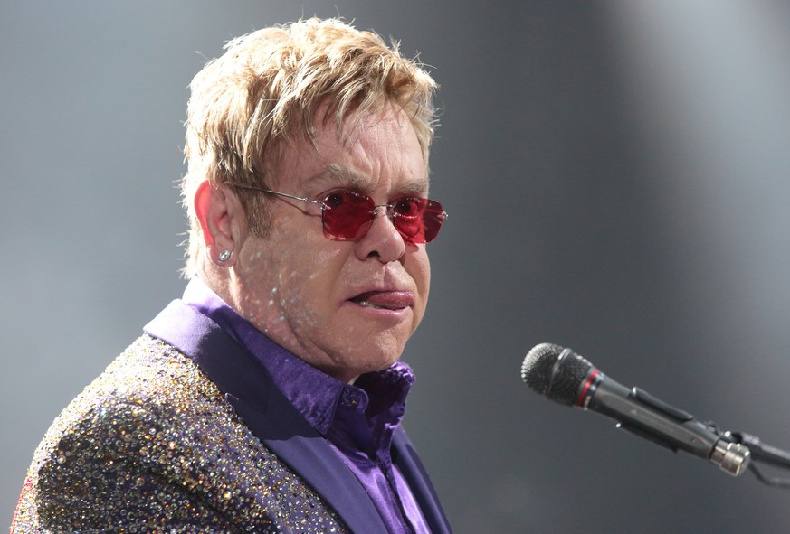 Zum Glück besitzt Elton noch andere Brillen.