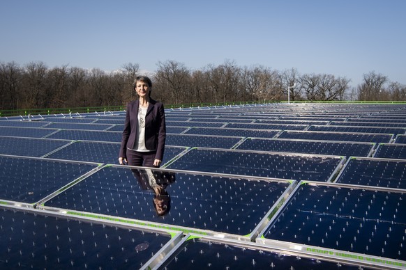 La conseillere federale Simonetta Sommaruga pose lors de l'inauguration de la centrale solaire thermique SIG SolarCAD II le jeudi 25 fevrier 2021 au Lignon pres de Geneve. (KEYSTONE/Jean-Christophe Bo ...