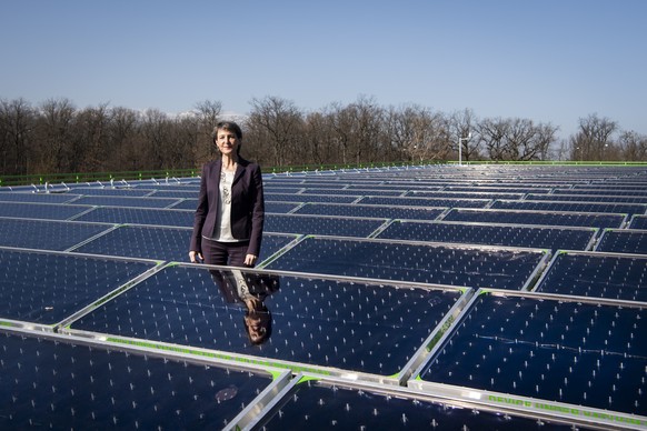 La conseillere federale Simonetta Sommaruga pose lors de l&#039;inauguration de la centrale solaire thermique SIG SolarCAD II le jeudi 25 fevrier 2021 au Lignon pres de Geneve. (KEYSTONE/Jean-Christop ...