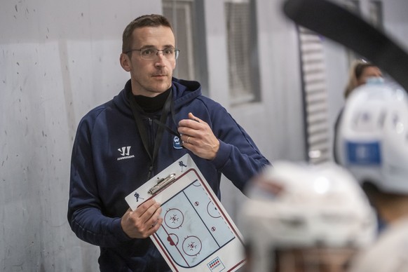 Ambri-Trainer Luca Cereda beim Eistraining seines Vereins HC Ambri-Piotta am Dienstag, 3. August 2021, in der Eishalle von Biasca (KEYSTONE/Ti-Press/Pablo Gianinazzi)