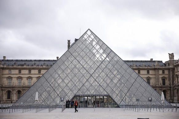 epa12466947 An exterior view of the Louvre Museum a day after a robbery in Paris, France, 20 October 2025. The Louvre Museum was targeted in a robbery by several criminals who smashed windows to steal ...