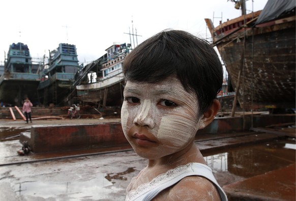 Ein Mädchen aus Myanmar, das auf einer thailändischen Werft arbeiten muss.