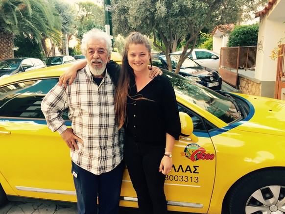 Taxi-Fahrer Dionisis mit watson-Reporterin Rafaela Roth in Athen.