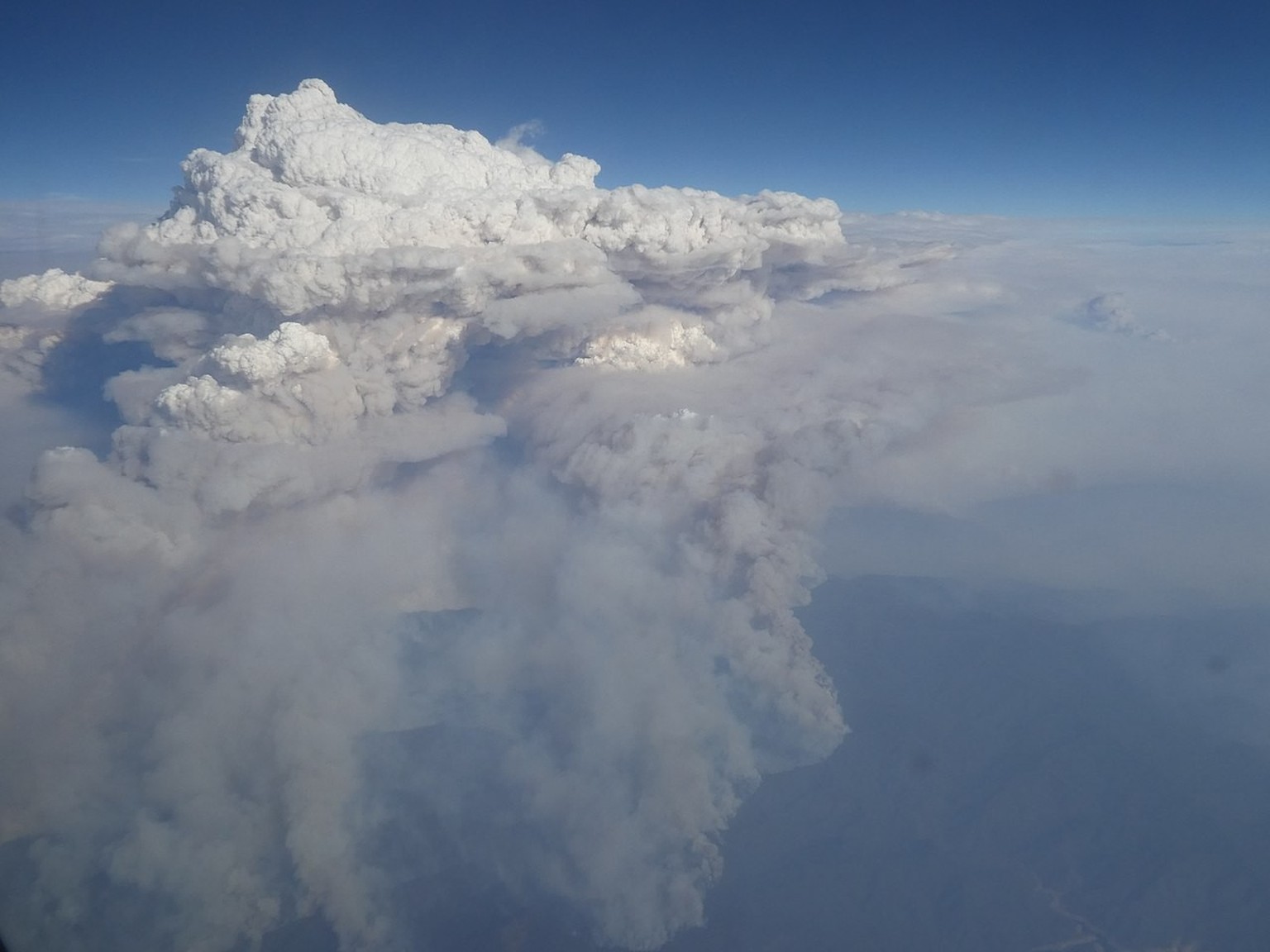 Pyrocumulonimbus im australischen Victoria (4. Januar 2020)
https://commons.wikimedia.org/w/index.php?curid=85665294