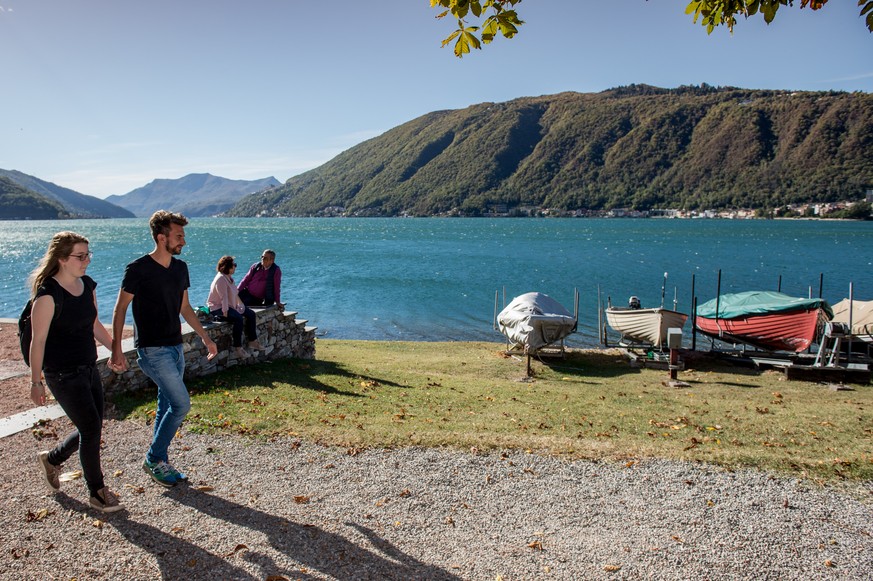 Menschen geniessen die warme Herbstsonne am Mittwoch, 24. Oktober 2018, in Bissone.(KEYSTONE/Ti-Press/Francesca Agosta)