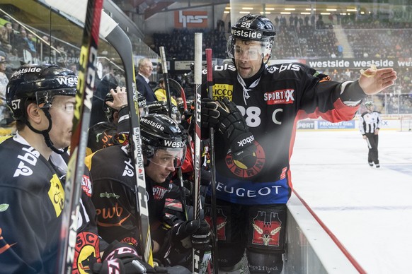 SC Bern Spieler Martin Pluess, rechts, instruiert seine Mitspieler Jeremie Kamerzin, links, und Beat Gerber, im Eishockey Meisterschaftsspiel der National League A zwischen dem SC Bern und dem EHC Bie ...