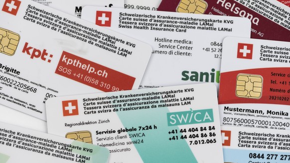 THEMENBILD ZU DEN KRANKENKASSENPRAEMIEN --- [Symbolic Image] Different Swiss health insurance cards, photographed in Zurich, Switzerland, on September 9, 2019. (KEYSTONE/Christian Beutler)..[Symbolbil ...
