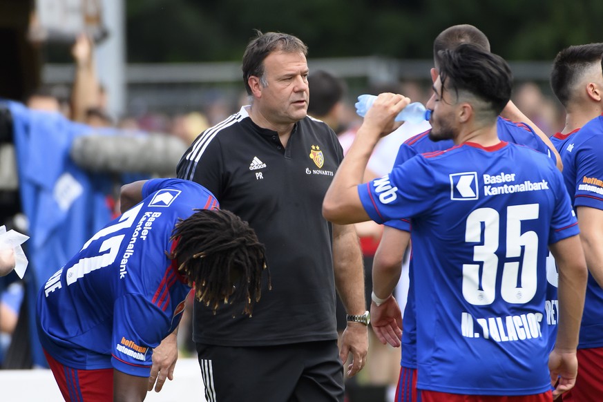 Basels Cheftrainer Patrick Rahmen spricht mit seinem Spieler, in der 1. Runde des Fussball Schweizer Cup zwischen dem FC Schoenenwerd-Niedergoesgen und FC Basel 1893, am Sonntag, 15. August 2021 im Sp ...