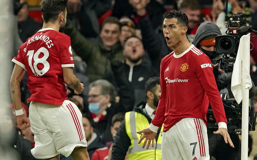 Manchester United&#039;s Cristiano Ronaldo, right, celebrates with Manchester United&#039;s Bruno Fernandes after scoring his side&#039;s second goal during the English Premier League soccer match bet ...