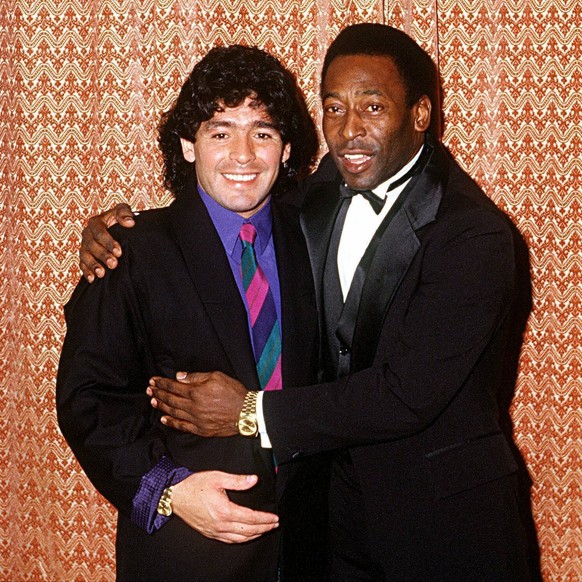 IMAGO / Buzzi

Diego Armando Maradona (li., Argentinien) und Pele (Brasilien) Fußball Herren Fußballer des Jahres 1986, Sportlerehrung, Ehrung, Sportlerauszeichnung, Auszeichnung Gruppe
